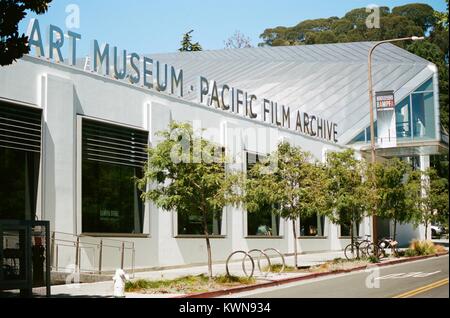 Façade avec l'affichage à l'Berkeley Art Museum et Pacific Film Archive, Berkeley, Californie, le 14 juillet 2017. Banque D'Images