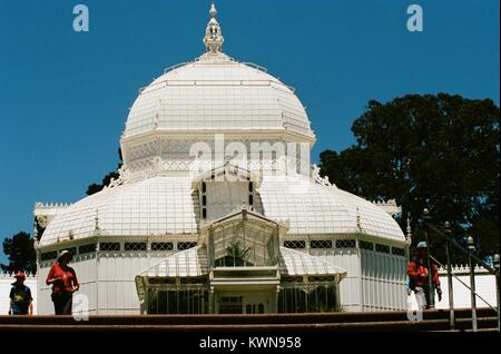 Les touristes passent devant l'entrée principale du Conservatoire de fleurs, une serre victorienne et conservatoire des fleurs dans le parc du Golden Gate, San Francisco, Californie, le 11 juillet 2017. Banque D'Images