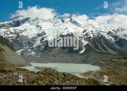 Superbe Vallée Hooker Mueller, lac glaciaire, avec des sommets enneigés Mont Sefton, dans les Alpes du Sud NZ ; soleil, ciel bleu. Printemps/été. Banque D'Images