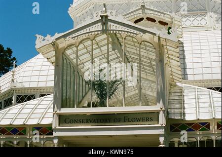 Gros plan de l'entrée principale de l'conservatoire des fleurs, une serre victorienne et conservatoire des fleurs dans le parc du Golden Gate, San Francisco, Californie, avec des vitraux et de lecture de texte Conservatoire des fleurs, le 11 juillet 2017. Banque D'Images