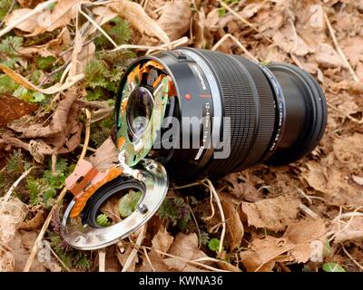 6 février 2017. Mon Olympus 12-40 f2.8 lens avec caméra tomber vers le bas à partir de pont de pierres dans la rivière. Le mont a éclaté dans l'électronique et l'objectif de Banque D'Images