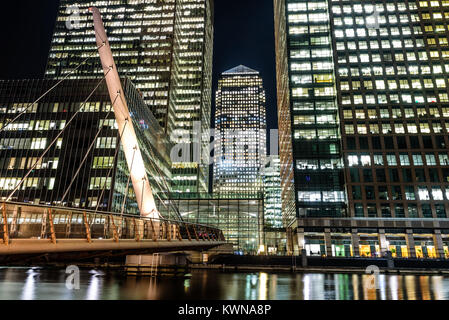 Londres, Angleterre. Octobre 2016. La lumière des bureaux la nuit dans la région de One Canada Square et les bâtiments environnants. Vue du quai sud passerelle. Banque D'Images