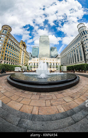 Londres, Angleterre. Juin 2017 fish eye view de Square Cabot à Canary Wharf avec la principale fontaine au premier plan. Banque D'Images