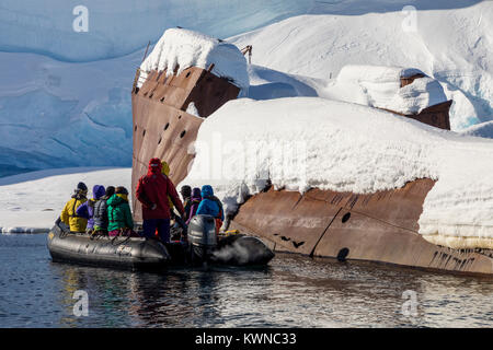 Les touristes en visite en bateau Zodiac baleinière norvégien naufrage ; Gouvenoren ; Entreprise ; l'île de l'Antarctique Banque D'Images