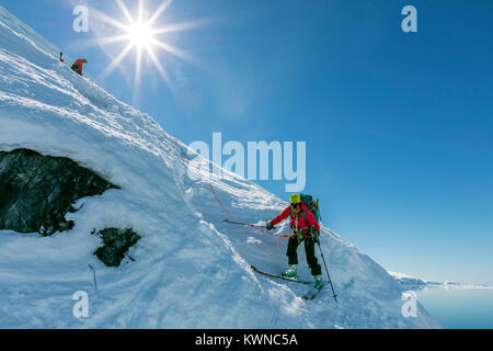 Alpinistes sur belayed ski alpin ski de pente raide ; Île Nansen l'Antarctique ; Banque D'Images