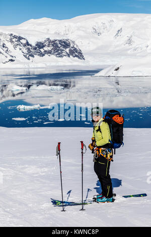 Les alpinistes encordés Ski ensemble pour la sécurité de l'utilisation des peaux synthétiques crevasses sur des skis à monter en amont, l'Île Nansen l'Antarctique ; Banque D'Images