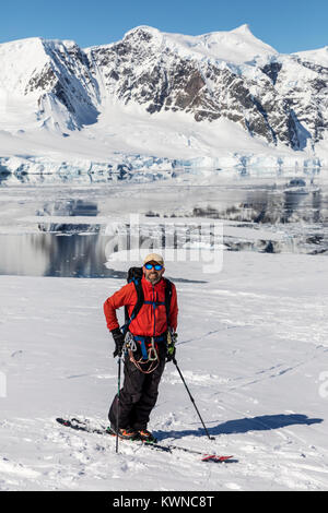 Les alpinistes encordés Ski ensemble pour la sécurité de l'utilisation des peaux synthétiques crevasses sur des skis à monter en amont, l'Île Nansen l'Antarctique ; Banque D'Images