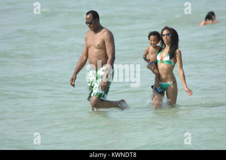 MIAMI BEACH - 31 juillet : Le Dr Conrad Murray ( AKA Conrad Robert Murray - Naissance : 19-Nov-1953) a poursuivi ses vacances à la plage et à la piscine de Miami avec maman Nicole Alvarez et leur fils et leur libre sur Los Angeles cop qui est son garde du corps. Le Dr Murray a agi comme il n'avait pas de soins dans le monde et à un point thew ses mains en l'air ''à dire j'abandonne'. Cardiologue Conrad Murray aurait été payé 150 000 dollars par mois pour agir en tant que médecin personnel de Michael Jackson. Il m'a prescrit des niveaux excessivement élevés du propofol à Jackson, qui aurait été à l'origine du décès du chanteur sur j. Banque D'Images