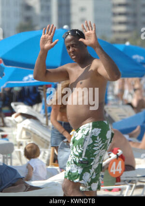 MIAMI BEACH - 31 juillet : Le Dr Conrad Murray ( AKA Conrad Robert Murray - Naissance : 19-Nov-1953) a poursuivi ses vacances à la plage et à la piscine de Miami avec maman Nicole Alvarez et leur fils et leur libre sur Los Angeles cop qui est son garde du corps. Le Dr Murray a agi comme il n'avait pas de soins dans le monde et à un point thew ses mains en l'air ''à dire j'abandonne'. Cardiologue Conrad Murray aurait été payé 150 000 dollars par mois pour agir en tant que médecin personnel de Michael Jackson. Il m'a prescrit des niveaux excessivement élevés du propofol à Jackson, qui aurait été à l'origine du décès du chanteur sur j. Banque D'Images