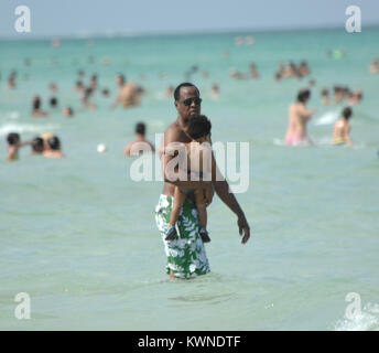 MIAMI BEACH - 31 juillet : Le Dr Conrad Murray ( AKA Conrad Robert Murray - Naissance : 19-Nov-1953) a poursuivi ses vacances à la plage et à la piscine de Miami avec maman Nicole Alvarez et leur fils et leur libre sur Los Angeles cop qui est son garde du corps. Le Dr Murray a agi comme il n'avait pas de soins dans le monde et à un point thew ses mains en l'air ''à dire j'abandonne'. Cardiologue Conrad Murray aurait été payé 150 000 dollars par mois pour agir en tant que médecin personnel de Michael Jackson. Il m'a prescrit des niveaux excessivement élevés du propofol à Jackson, qui aurait été à l'origine du décès du chanteur sur j. Banque D'Images