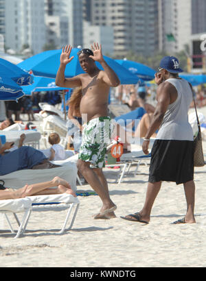 MIAMI BEACH - 31 juillet : Le Dr Conrad Murray ( AKA Conrad Robert Murray - Naissance : 19-Nov-1953) a poursuivi ses vacances à la plage et à la piscine de Miami avec maman Nicole Alvarez et leur fils et leur libre sur Los Angeles cop qui est son garde du corps. Le Dr Murray a agi comme il n'avait pas de soins dans le monde et à un point thew ses mains en l'air ''à dire j'abandonne'. Cardiologue Conrad Murray aurait été payé 150 000 dollars par mois pour agir en tant que médecin personnel de Michael Jackson. Il m'a prescrit des niveaux excessivement élevés du propofol à Jackson, qui aurait été à l'origine du décès du chanteur sur j. Banque D'Images