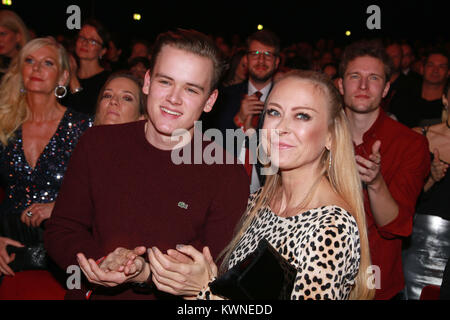 Les célébrités participant à la 'Kinky Boots' Musical Operettenhaus à Premiere, Hambourg avec : JEnny Elvers mit Sohn Paul Où : Hambourg, Allemagne Quand : 03 Déc 2017 Crédit : Becher/WENN.com Banque D'Images