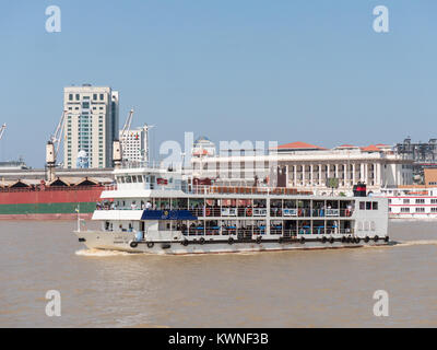 Nouveaux traversiers de passagers livrés en 2014 ont fait le voyage à travers du fleuve Yangon Pansodan Ferry Terminal à Yangon à Dala Terminal de Ferry sur le Da Banque D'Images