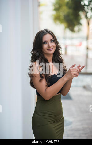 Belle Jeune femme debout outdoors smiling Banque D'Images