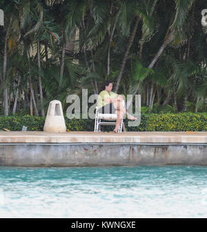 MIAMI BEACH, FL - le 11 juin : (COUVERTURE EXCLUSIVE) Rosie O'Donnell (pas de porter du maquillage et un bandage sur son pied.) apprécie son jour comme elle est assise sur son dock sms à partir de son domaine à Miami. Roseann' 'Rosie O'Donnell (né le 21 mars 1962) est un humoriste, comédienne, chanteuse, auteur et personnalité des médias. Elle a également été un éditeur de magazine et continue d'être une célébrité blogger, droits LGBT ; producteur de télévision et de collaboration partenaire dans la famille LGBT locations entreprise R des vacances en famille. Le 11 juin 2011 à Miami Beach, Floride Personnes : Rosie O'Donnell Banque D'Images