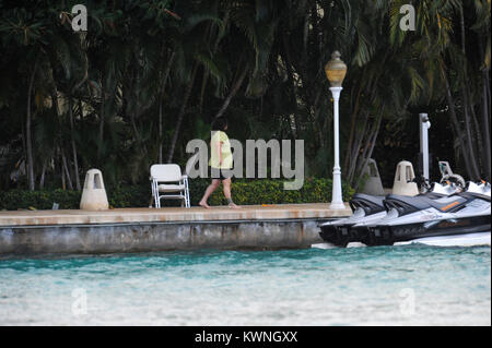 MIAMI BEACH, FL - le 11 juin : (COUVERTURE EXCLUSIVE) Rosie O'Donnell (pas de porter du maquillage et un bandage sur son pied.) apprécie son jour comme elle est assise sur son dock sms à partir de son domaine à Miami. Roseann' 'Rosie O'Donnell (né le 21 mars 1962) est un humoriste, comédienne, chanteuse, auteur et personnalité des médias. Elle a également été un éditeur de magazine et continue d'être une célébrité blogger, droits LGBT ; producteur de télévision et de collaboration partenaire dans la famille LGBT locations entreprise R des vacances en famille. Le 11 juin 2011 à Miami Beach, Floride Personnes : Rosie O'Donnell Banque D'Images