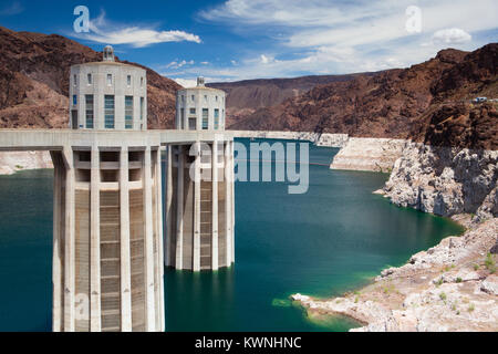 Hoover Dam tours sur le bleu du lac Mead. Le Barrage Hoover est un barrage poids en béton-arch dans le Black Canyon de la rivière Colorado, à la frontière entre l'e Banque D'Images