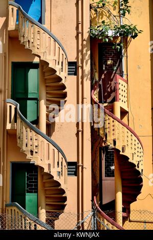 Une paire de vieilles pierres colorées escaliers en spirale à l'extérieur de maisons mitoyennes shop dans le quartier historique de Little India, à Singapour Banque D'Images