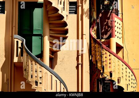 Une paire de vieilles pierres colorées escaliers en spirale à l'extérieur de maisons mitoyennes shop dans le quartier historique de Little India, à Singapour Banque D'Images