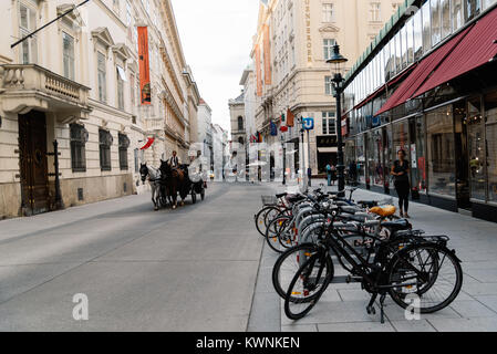 Vienne, Autriche - 16 août 2017 : transport de chevaux et vélos dans une rue Herrengasse centre-ville historique de Vienne. Banque D'Images