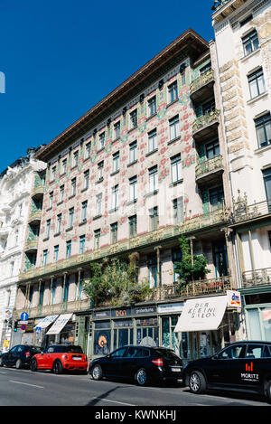 Vienne, Autriche - 17 août 2017 : Majolikahaus, Majolica chambre appartement maison conçue par l'architecte Otto Wagner en style Sécession. Banque D'Images