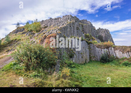 Colonnes de basalte transmission formation nommée Panska Skala (Le Seigneur's Rock) ou orgue à tuyaux à Kamenicky Senov ville en République Tchèque Banque D'Images