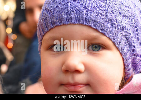 Petite fille aux yeux bleus Banque D'Images