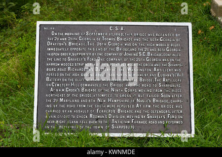 Plaque commémorative expliquant l'histoire derrière Burnside Bridge, Antietam Creek, champ de bataille National d'Antietam, Maryland, United States. Banque D'Images