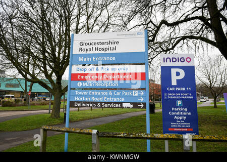 Un générique stock photo de l'entrée principale de l'Hôpital Royal Gloucestershire et signe d'urgence. Banque D'Images