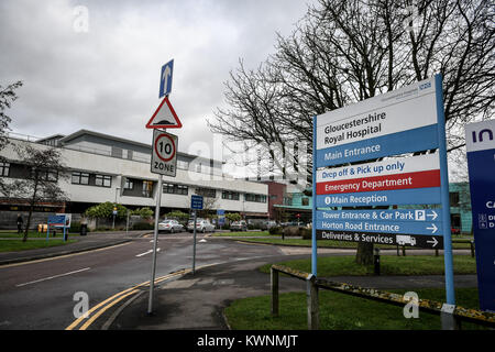 Un générique stock photo de l'entrée principale de l'Hôpital Royal Gloucestershire et signe d'urgence. Banque D'Images