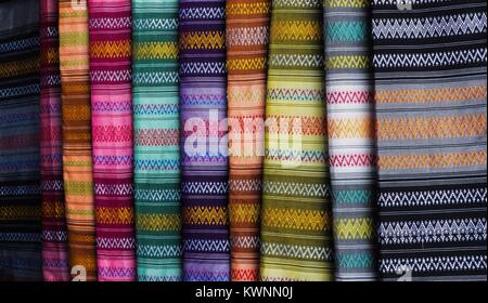 Sarongs traditionnels colorés Myanmar vente sur le marché, Mandalay, Myanmar. Banque D'Images