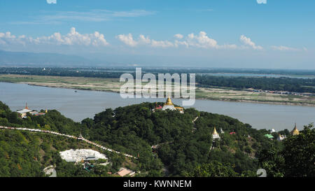 Portrait de plusieurs temples et pagodes sur la montagne avec la rivière Irrawaddy dans l'arrière-plan à partir de la colline de Sagaing, région du Myanmar. Banque D'Images