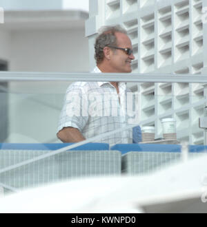 MIAMI BEACH, FL - 19 février : Le "Frasier" star Kelsey Grammer et son fiancé bombshell Kayte Walsh paraissait heureuse comme ils tremper un peu de soleil de Floride. Kayte Sam de la piscine avec pas de maquillage et avec ce qui semblait être un bloc de sun soit moustache que ou elle faisait un 'got Milk' comercial. Kelsey de frapper le Starbucks local le 19 février 2011 à Miami Beach, Floride. Personnes : Kelsey Grammer Kayte Walsh Banque D'Images