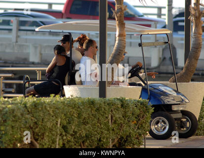 MIAMI BEACH, FL - le 26 mars : ancien super modèle Naomi Campbell va yachting en Floride du Sud. Naomi Campbell (née le 22 mai 1970) est un modèle britannique, et occasionnellement actrice et chanteuse. Campbell a commencé sa carrière dans les années 80 et bientôt apparu sur les podiums de Milan et Paris ainsi que sur plus de 500 couvertures de magazines de mode de renommée mondiale. Elle a été la première couverture noire modèle pour Vogue Paris et l'édition européenne de Time magazine. Campbell est également connu pour un certain nombre de parfums associés à son nom, et d'une série de questions juridiques. Le 26 mars 2011 à Miami Beach, Floride Personnes : Banque D'Images