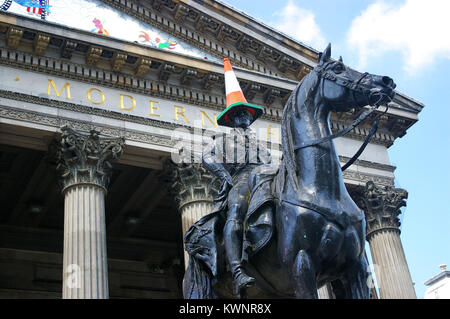 Célèbre statue équestre du Duc de Wellington avec une route cône sur la tête, en face de la galerie nationale d'Art Moderne de Glasgow, Ecosse. Banque D'Images