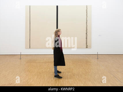 Jeune fille en face de peinture de Barnett Newman en musée centre pompidou à paris Banque D'Images