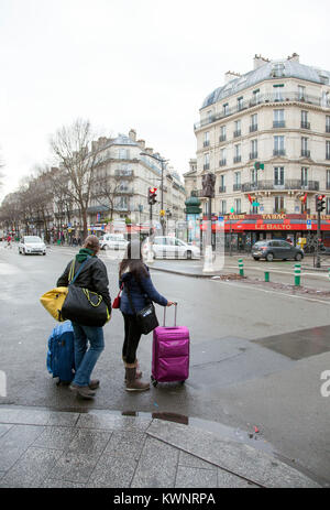 Les voyageurs avec valises à Paris près de la gare du nord sur le boulevard Magenta Banque D'Images