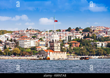 La tour de la jeune fille (Kiz Kulesi ou Leander's Tower) est une tour située sur un petit îlot situé au détroit du Bosphore à Istanbul, Turquie Banque D'Images