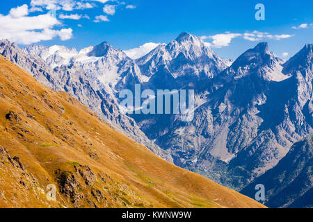 Vue rapprochée du Grand Caucase. C'est la principale chaîne de montagne de la montagnes du Caucase Banque D'Images