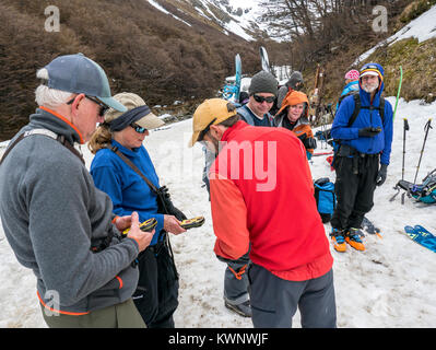 Les skieurs alpins dans l'avalanche beacons test & préparation pour la traversée du glacier en cordée ; Glaciar Martial ; le mont Krund ; Cerro Castor ; près de Ushuaia Argentine Banque D'Images