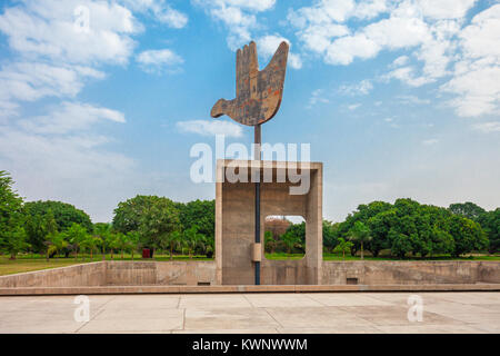 La main ouverte Monument est une structure symbolique situé dans le territoire de l'Union indienne de Chandigarh, Inde, Banque D'Images