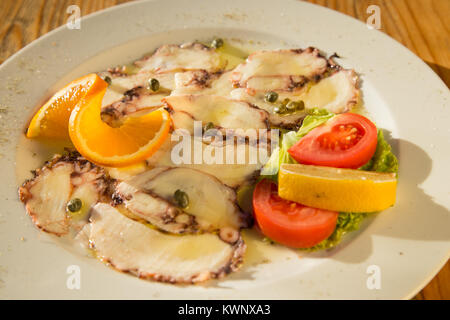 Carpaccio de poulpe avec des câpres dans l'oi, restaurant, Croatie Banque D'Images