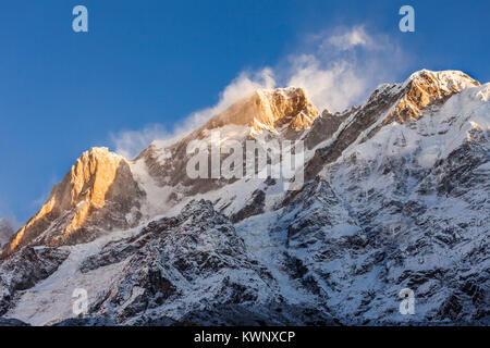 Kedarnath mountain au lever du soleil, c'est une montagne dans le groupe Gangotri dans le Garhwal Himalaya dans Uttarakhand, état de l'Inde. Banque D'Images