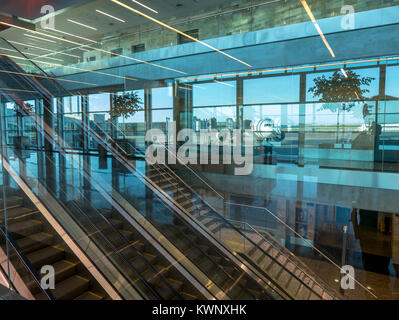 Résumé Vue intérieure d'escalators & commercial jet à l'aéroport international Ministro Pistarini Ezeiza, Buenos Aires, Argentine ; Banque D'Images