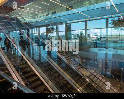 Résumé Vue intérieure d'escalators & commercial jet à l'aéroport international Ministro Pistarini Ezeiza, Buenos Aires, Argentine ; Banque D'Images