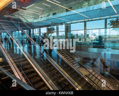 Résumé Vue intérieure d'escalators & commercial jet à l'aéroport international Ministro Pistarini Ezeiza, Buenos Aires, Argentine ; Banque D'Images