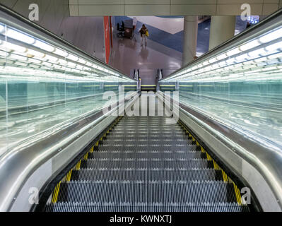 Vue vers le bas sur l'escalator et d'affaires ; Dallas/Fort Worth International Airport ; Dallas ; Texas ; USA Banque D'Images