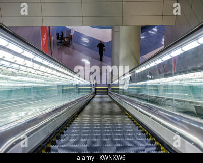 Vue vers le bas sur l'escalator et d'affaires ; Dallas/Fort Worth International Airport ; Dallas ; Texas ; USA Banque D'Images