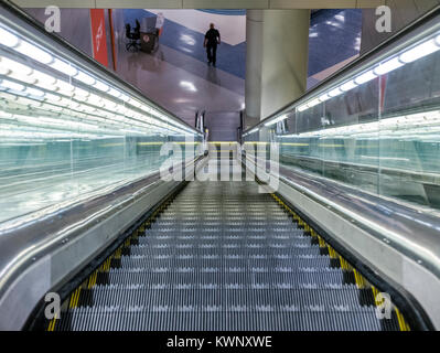 Vue vers le bas sur l'escalator et d'affaires ; Dallas/Fort Worth International Airport ; Dallas ; Texas ; USA Banque D'Images