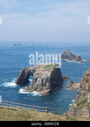 Vue du BCEI Cheer d Dodnan Enys et îlot îlot chevalier armé dans l'arrière-plan, la péninsule de Penwith, Cornwall, England, UK en été Banque D'Images